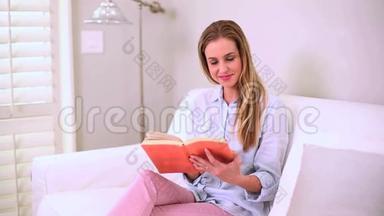 金发女人在沙发上看书